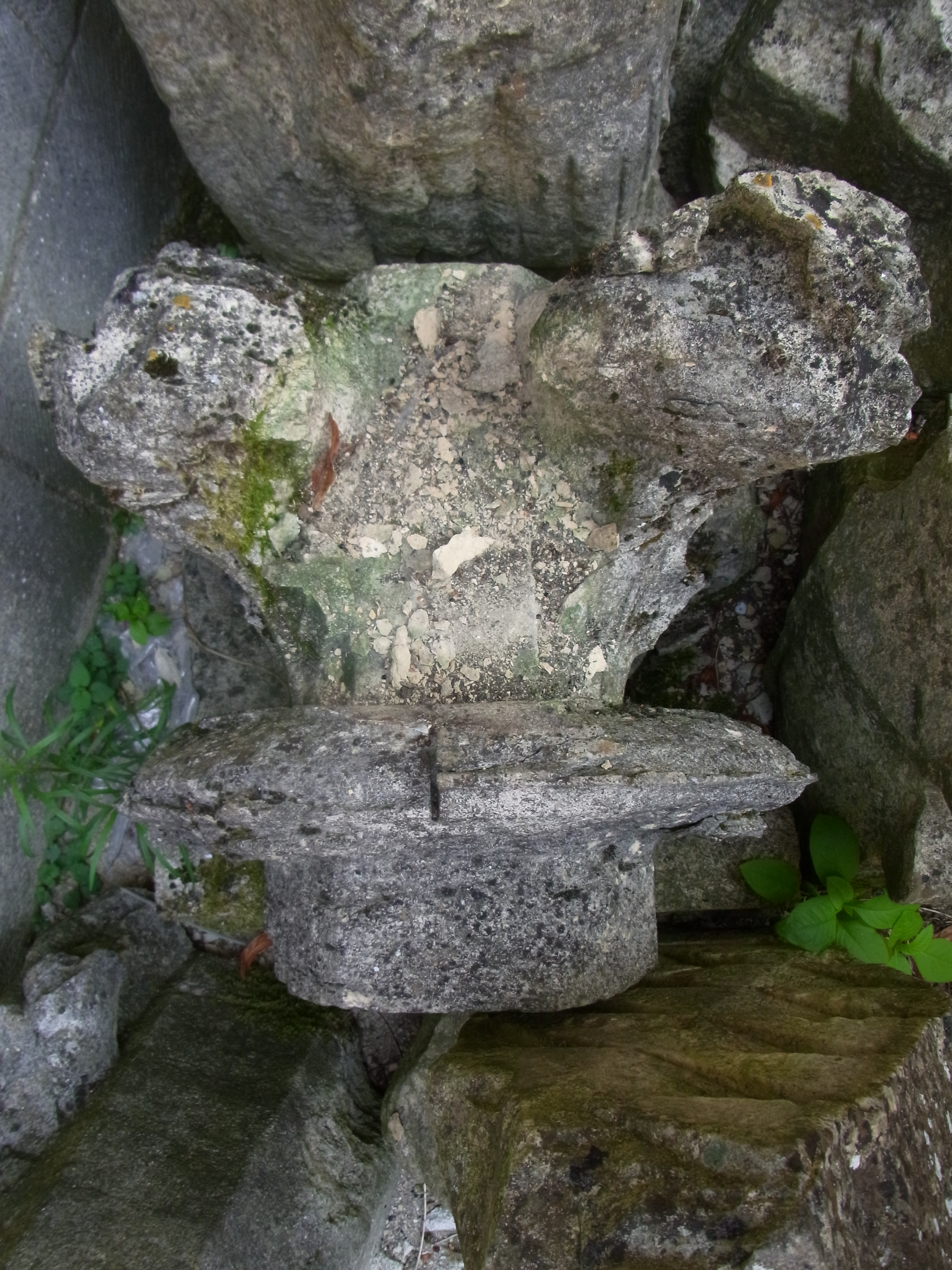 Élément d'encadrement d'une baie d'une chapelle latérale