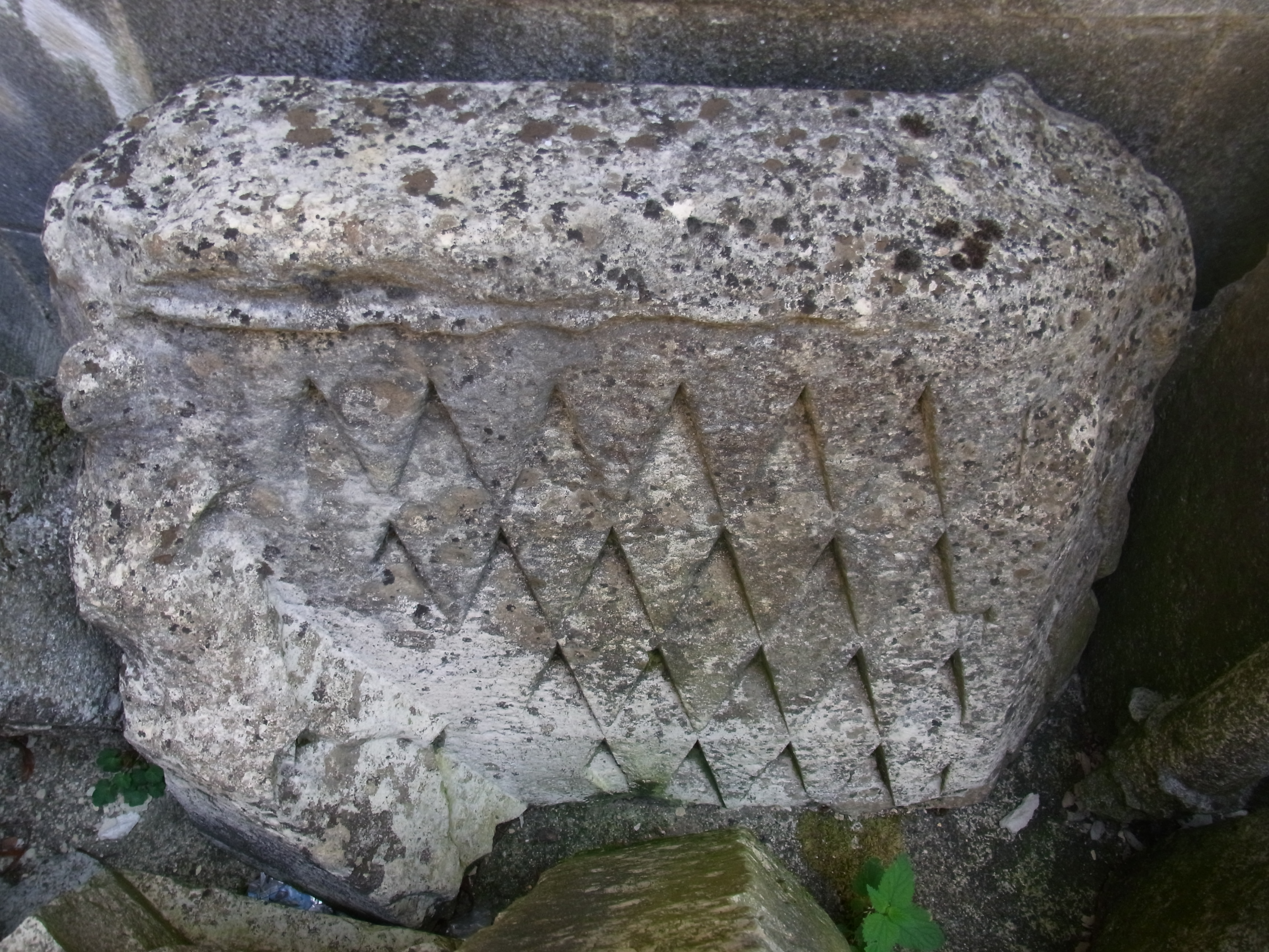 Fragment d'un contrefort à motif de chevrons