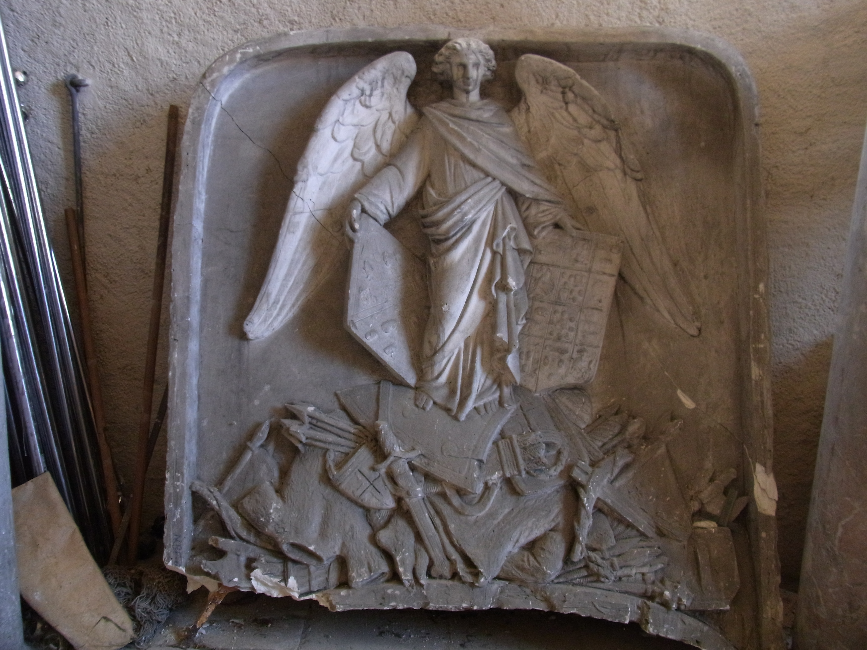 Moulage du bas-relief surmontant l'entrée de la tour d'escalier du palais ducal de Nevers