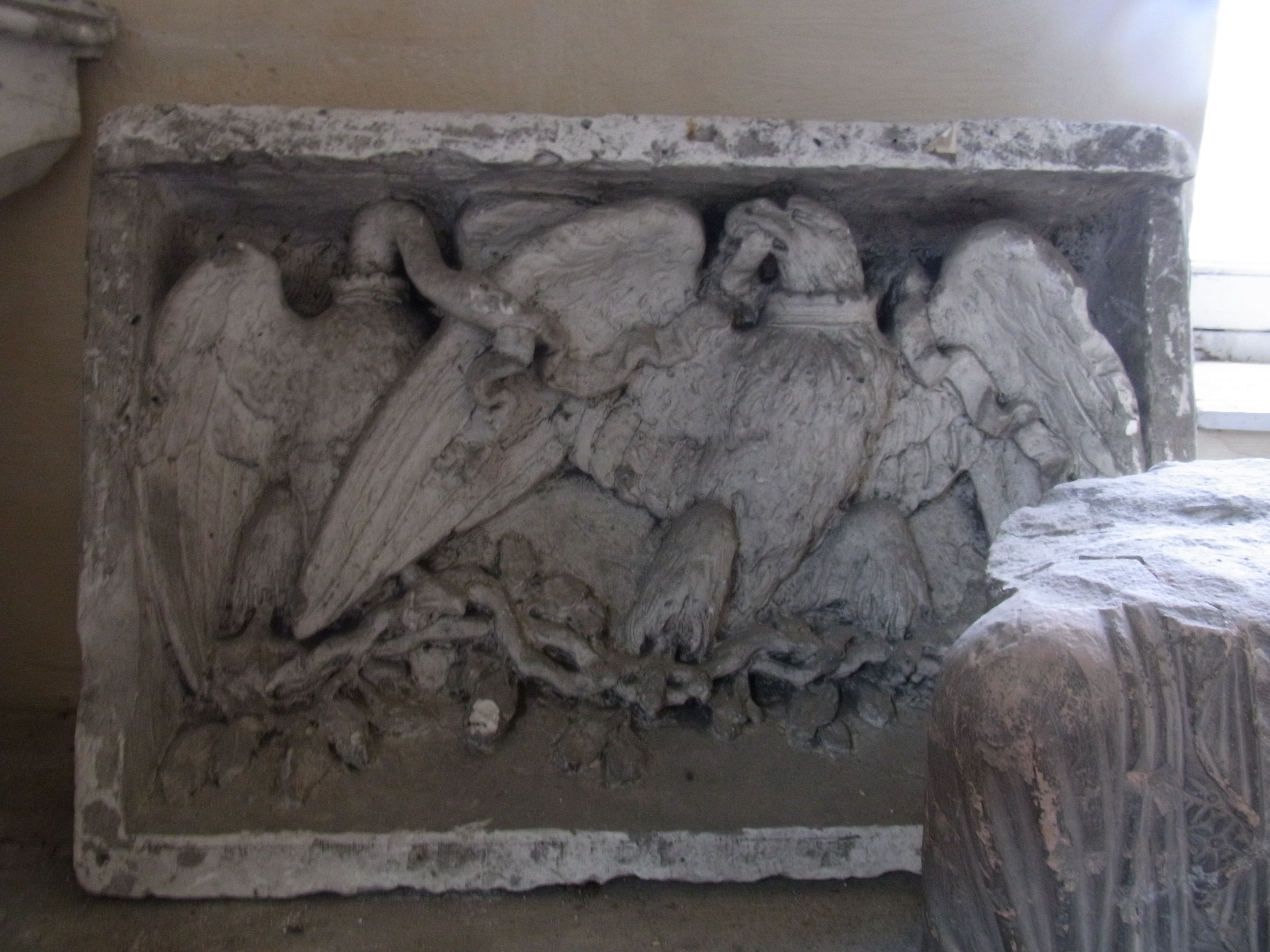 Moulage d'un bas-relief représentant un aigle et un cygne tenant dans leurs becs un ruban