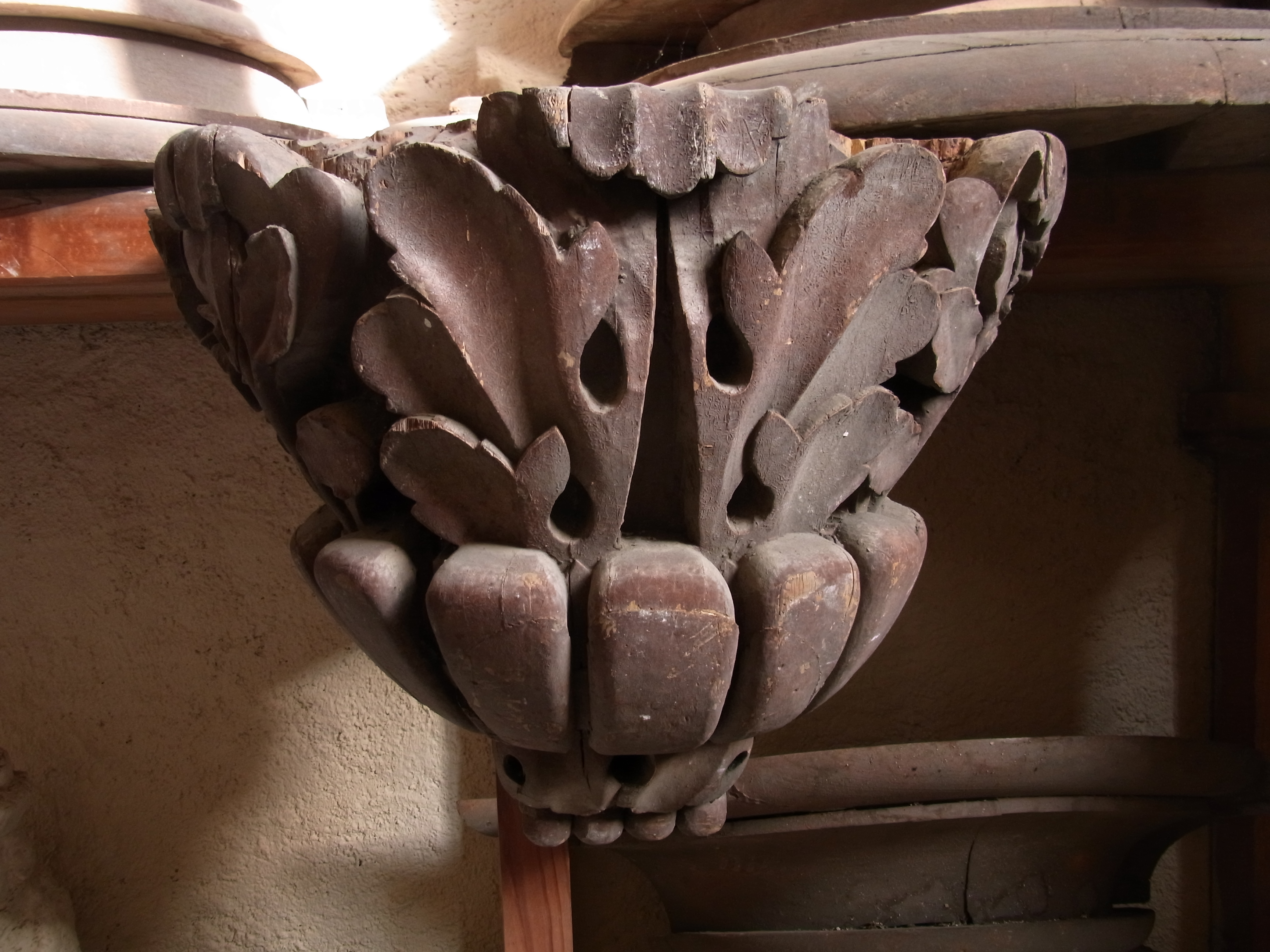 Élément décoratif provenant de l'ancien orgue de la cathédrale, culots feuillagés