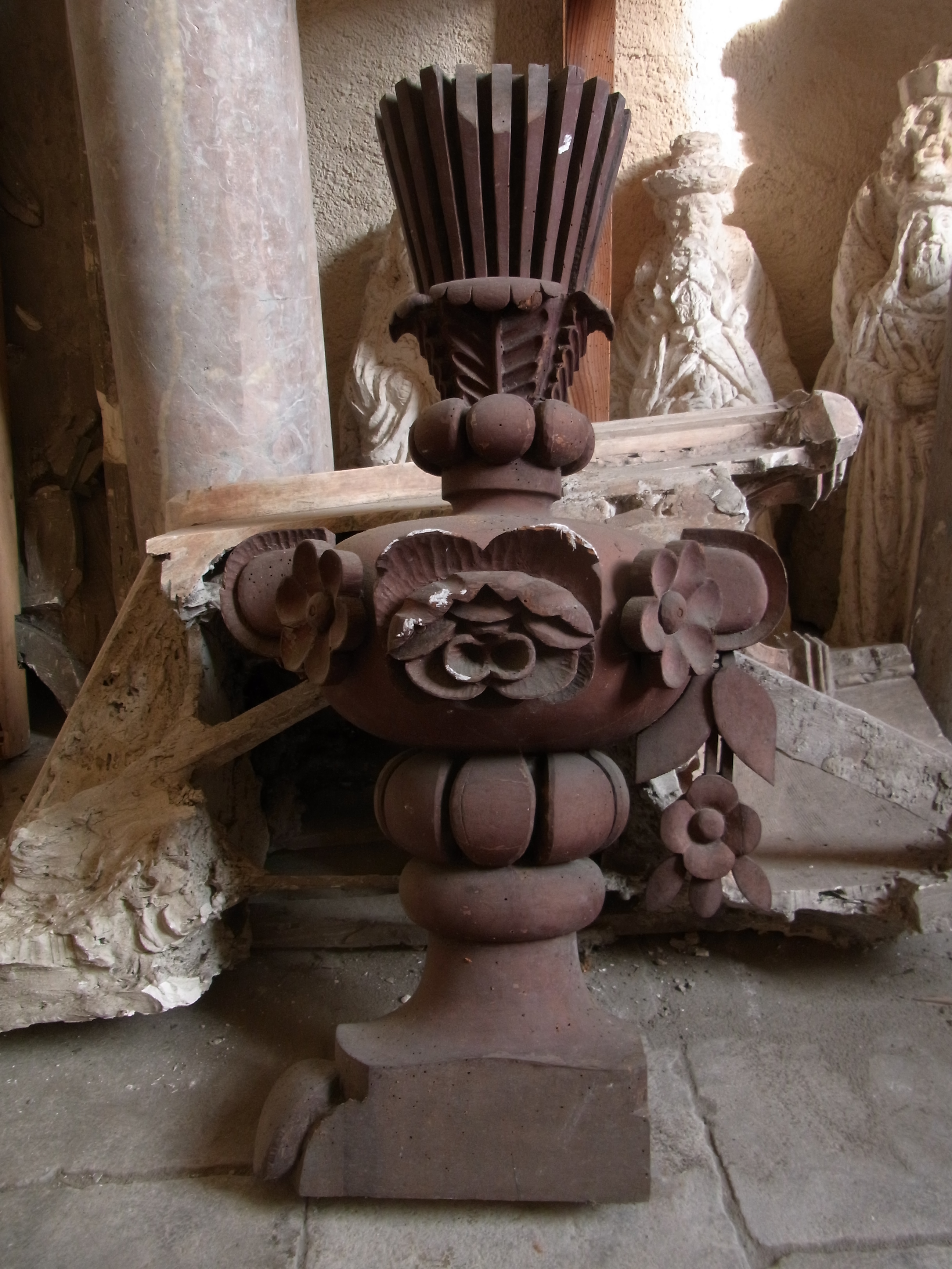 Élément décoratif provenant de l'ancien orgue de la cathédrale, pots à feu