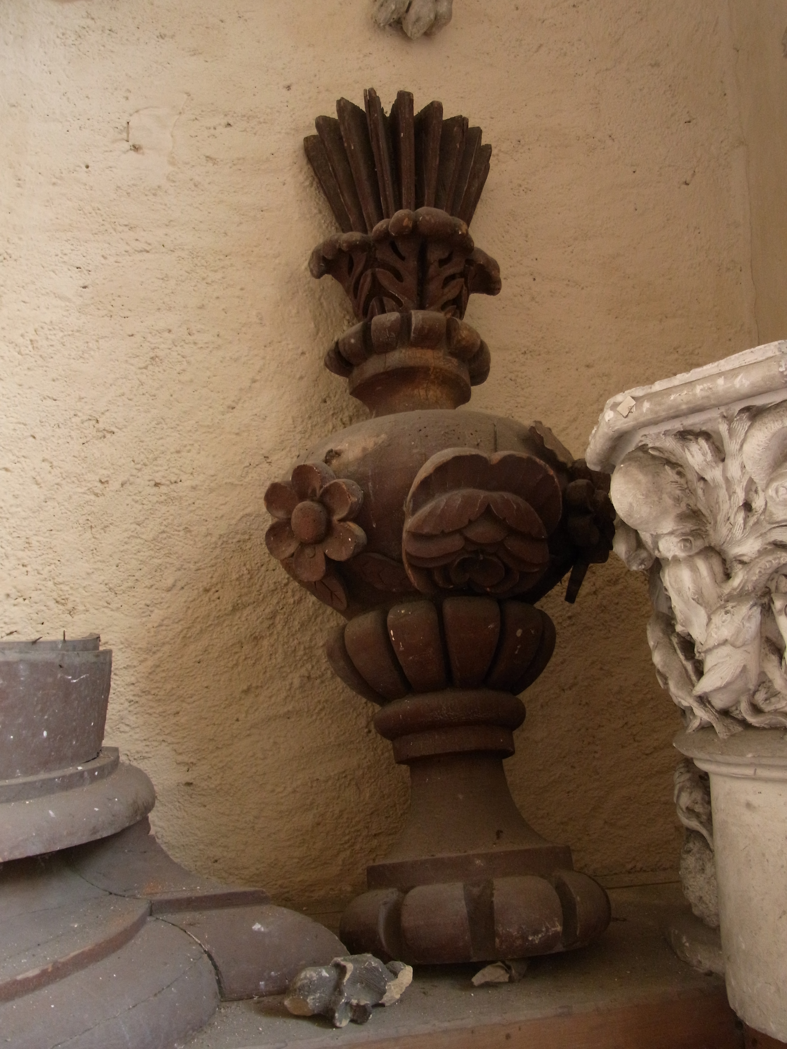 Élément décoratif provenant de l'ancien orgue de la cathédrale, pots à feu