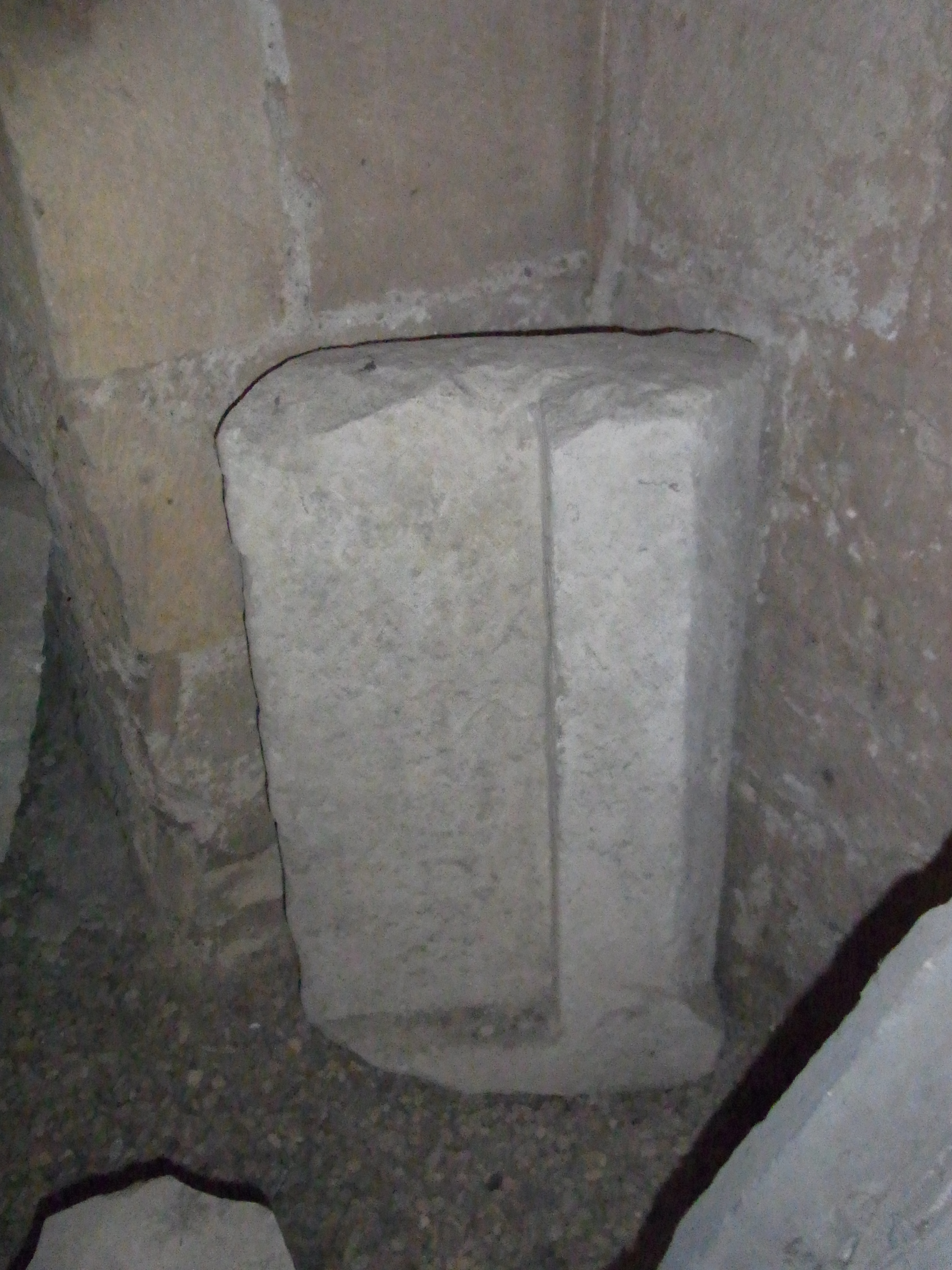 Fragment d'une dalle creusée