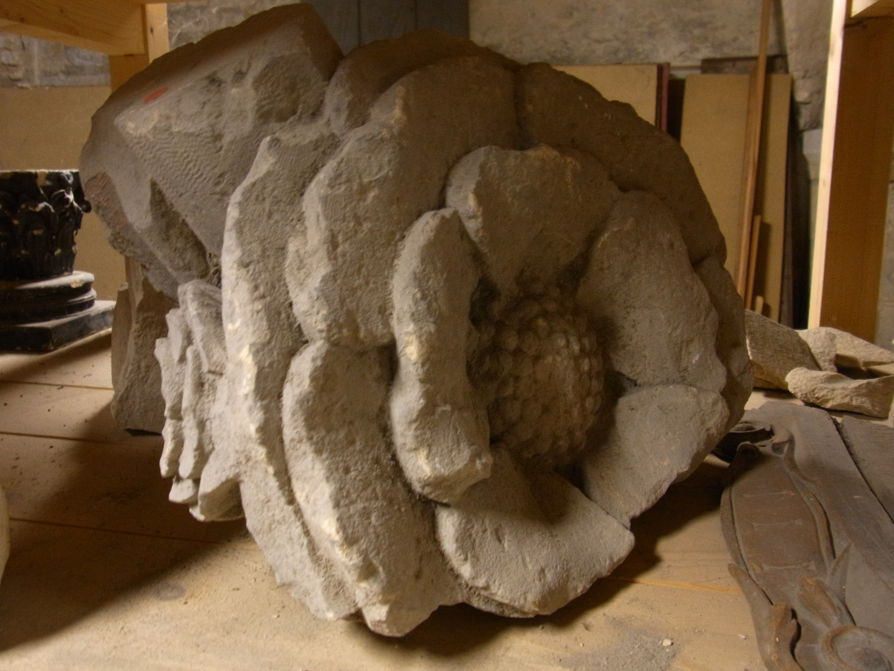 Fragment d'une clé de voûte ornée d'un chou fleuri