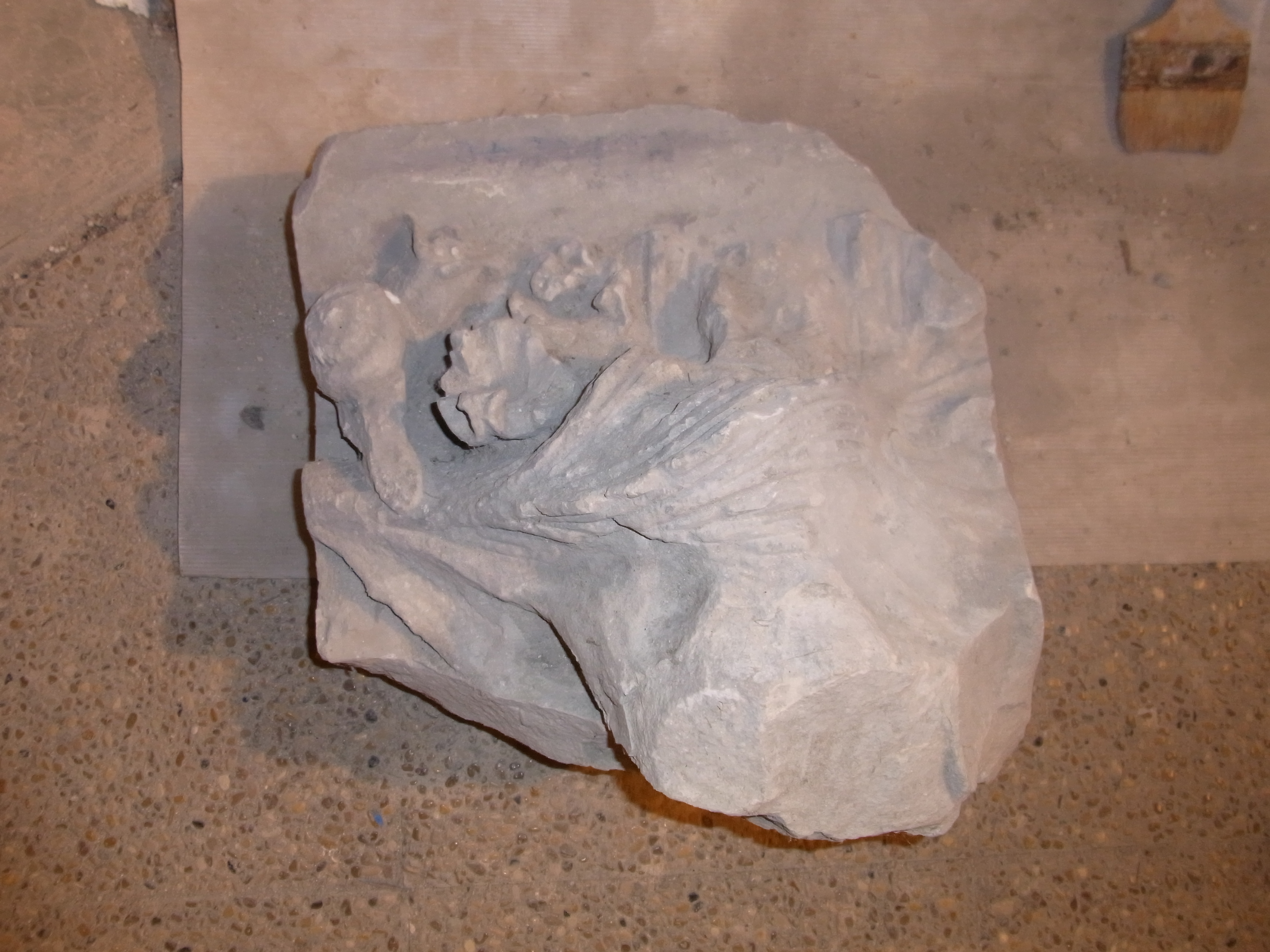 Fragment d'un haut-relief sculpté d'une feuille de chou frisé et d'un escargot