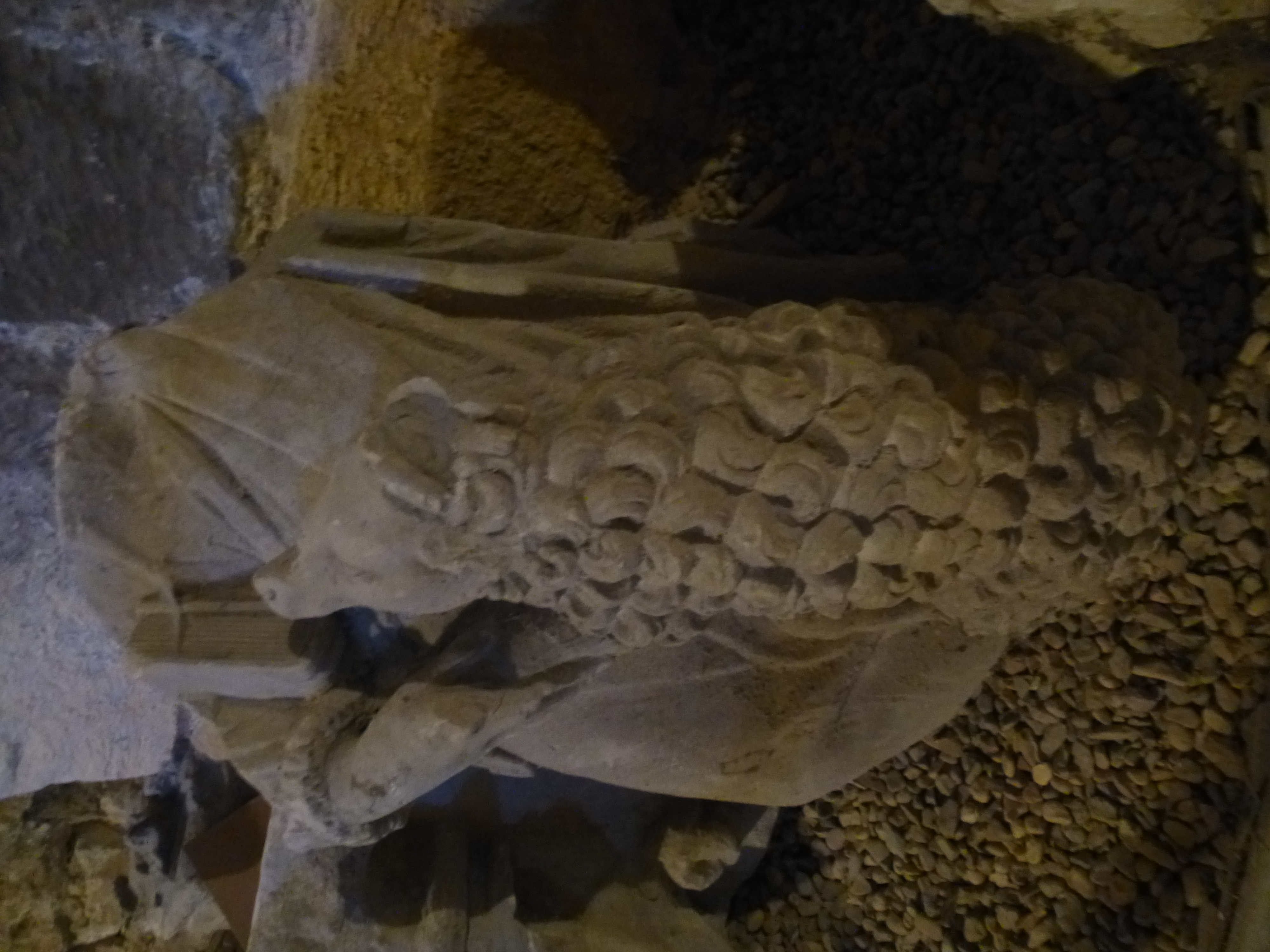Buste d'une statue et d'un agneau - © Ministère de la Culture (France), Direction des Affaires Culturelles de Bourgogne-Franche-Comté – Tous droits réservés