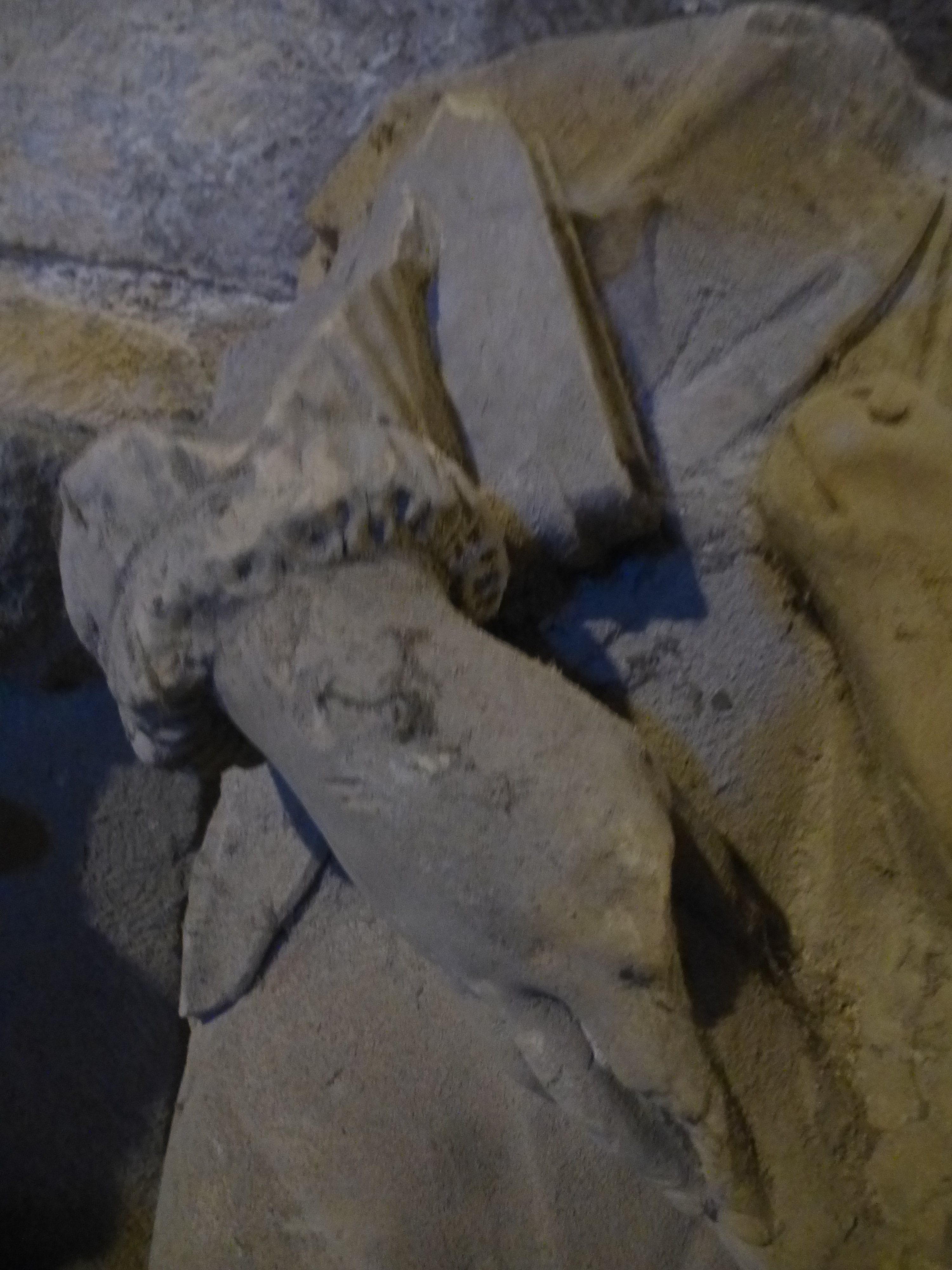 Buste d'une statue et d'un agneau - © Ministère de la Culture (France), Direction des Affaires Culturelles de Bourgogne-Franche-Comté – Tous droits réservés