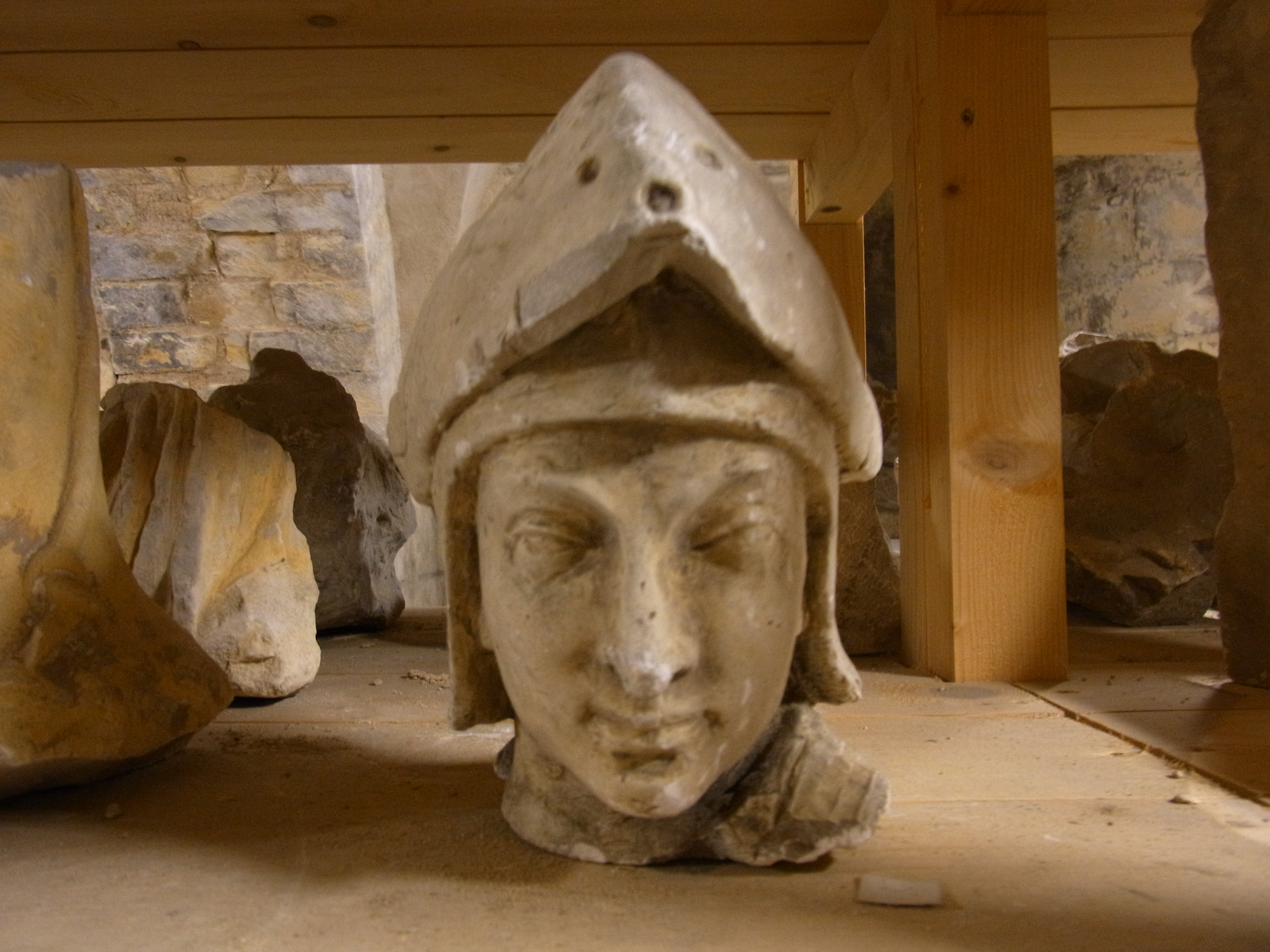 Tête de guerrier casqué d'un heaume