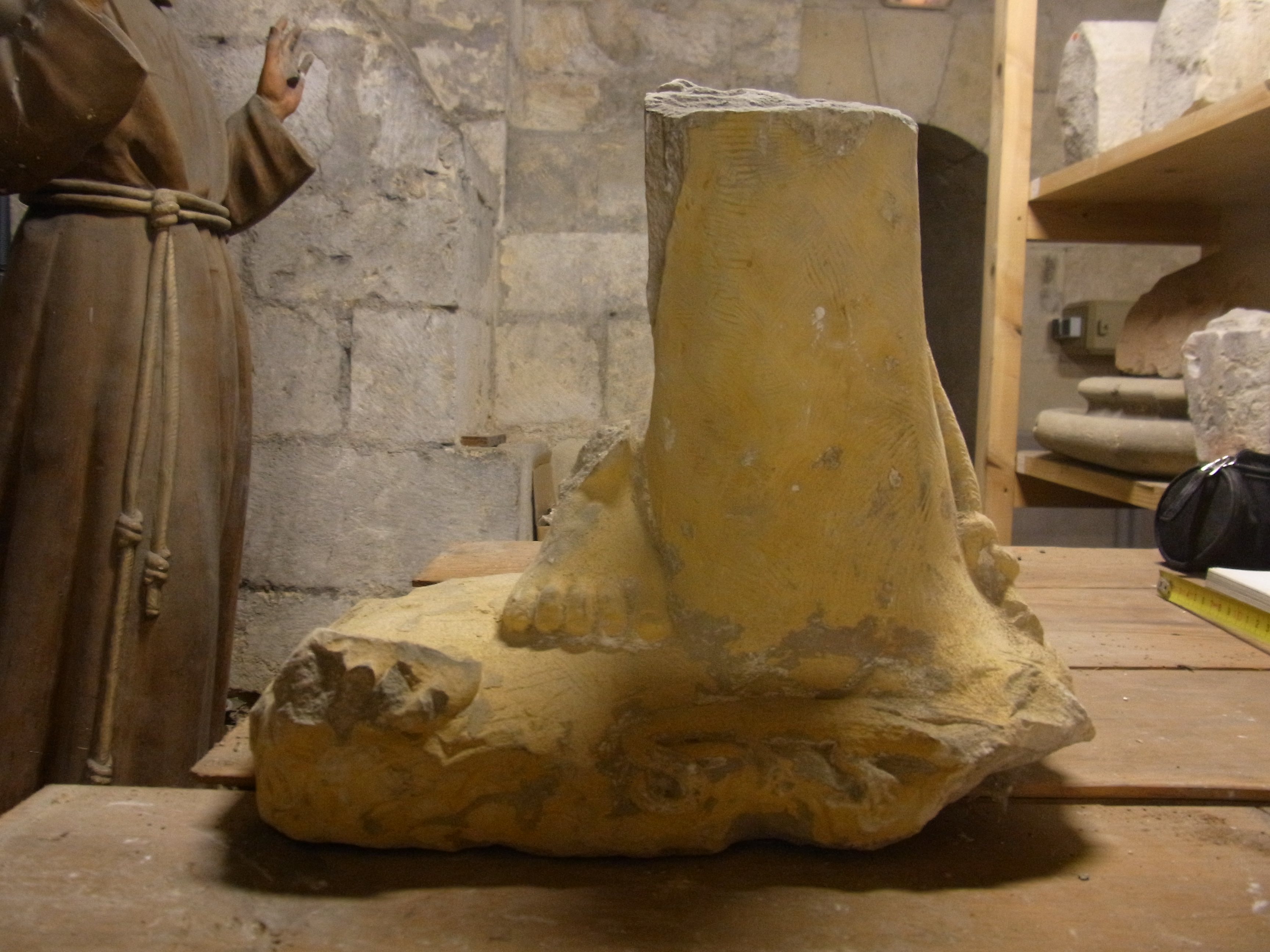 Partie inférieure d'une statuette de saint (sant Sébastien ?)