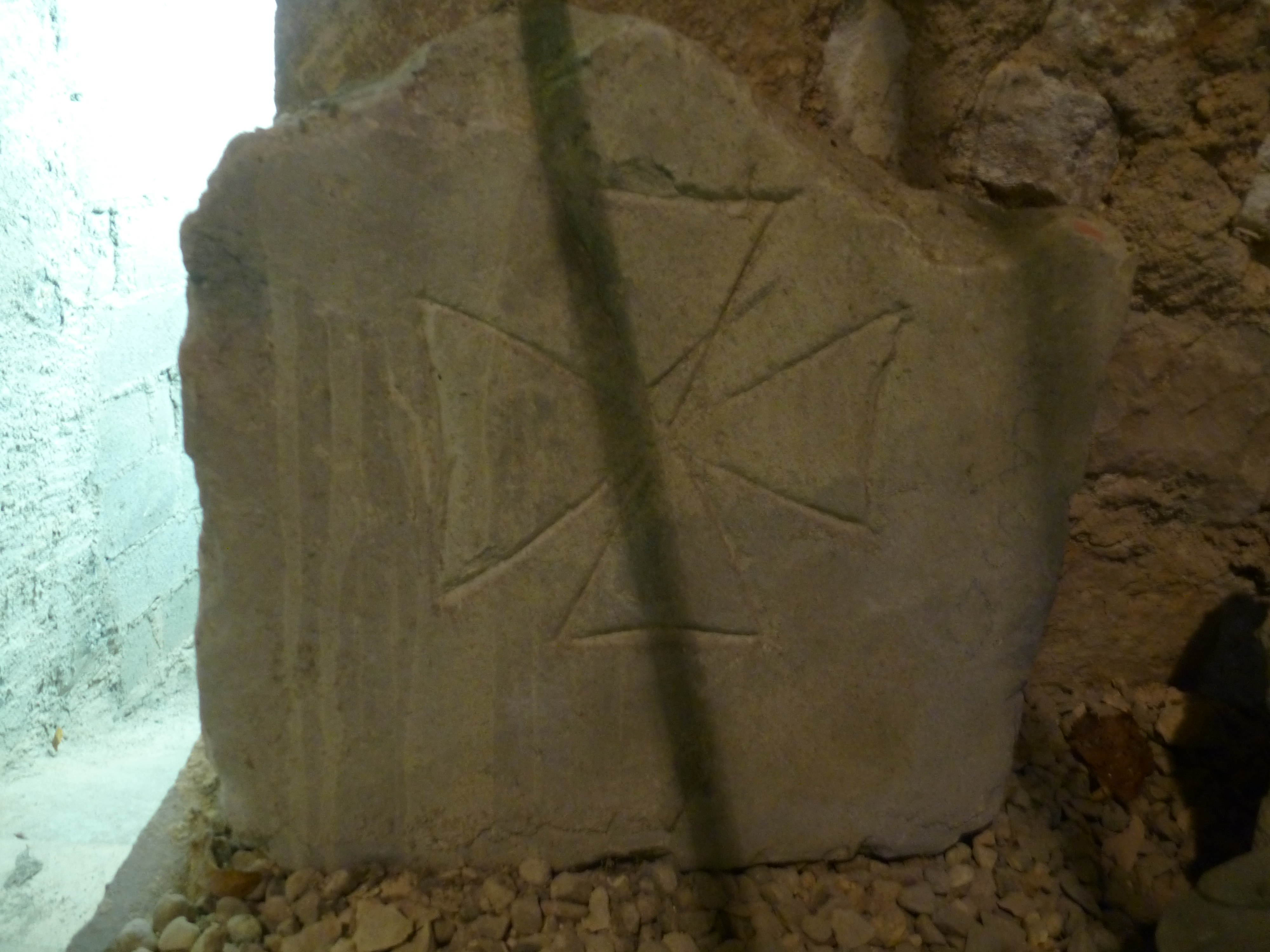 Fragment d’une dalle ornée d’une croix pattée