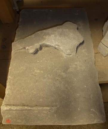 Fragment sculpté sur lequel est représenté une patte