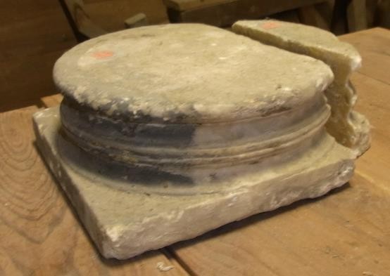 Base de colonnette en deux fragments