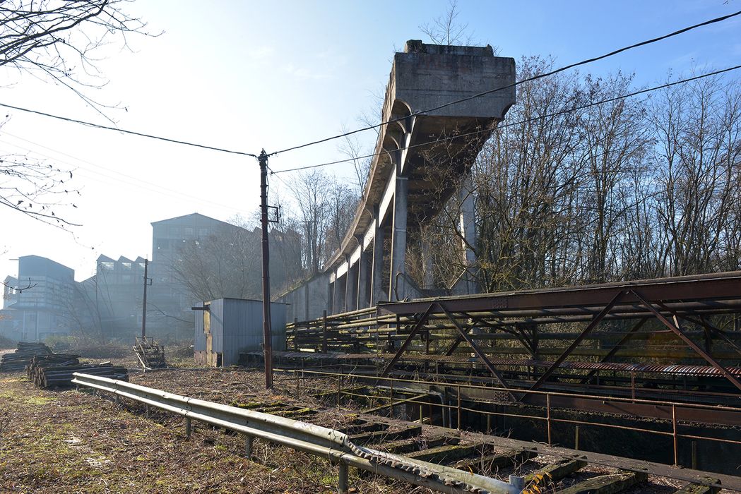 Site du lavoir des Chavannes (également sur commune de Saint-Vallier) : Estacade de rebroussement des wagons après déchargements des produits bruts, au fond le lavoir vu depuis l'est 