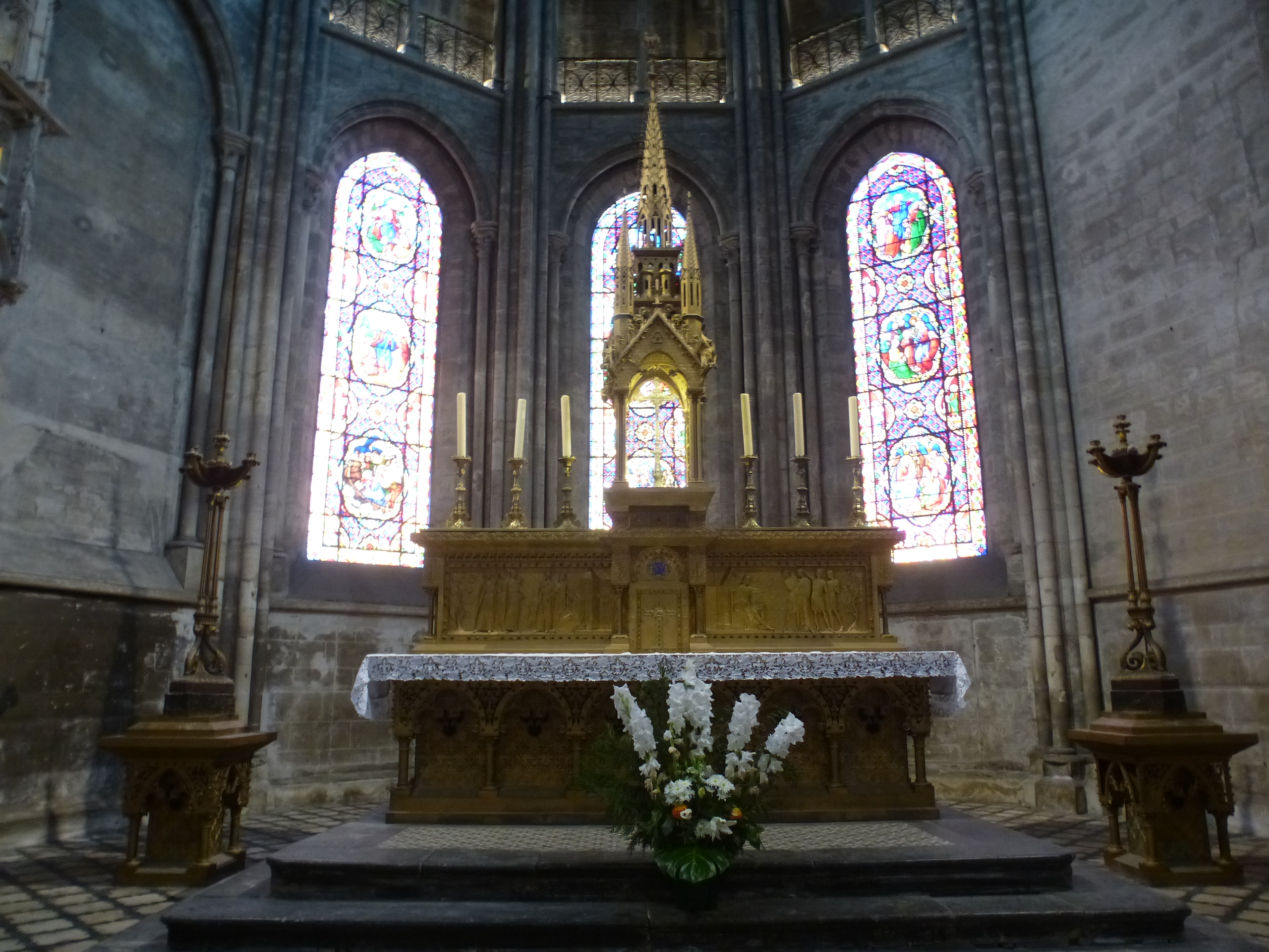 maître-autel et torchères - © Ministère de la Culture (France), Direction régionale des affaires culturelles de Bourgogne-Franche-Comté – Diffusion restreinte
