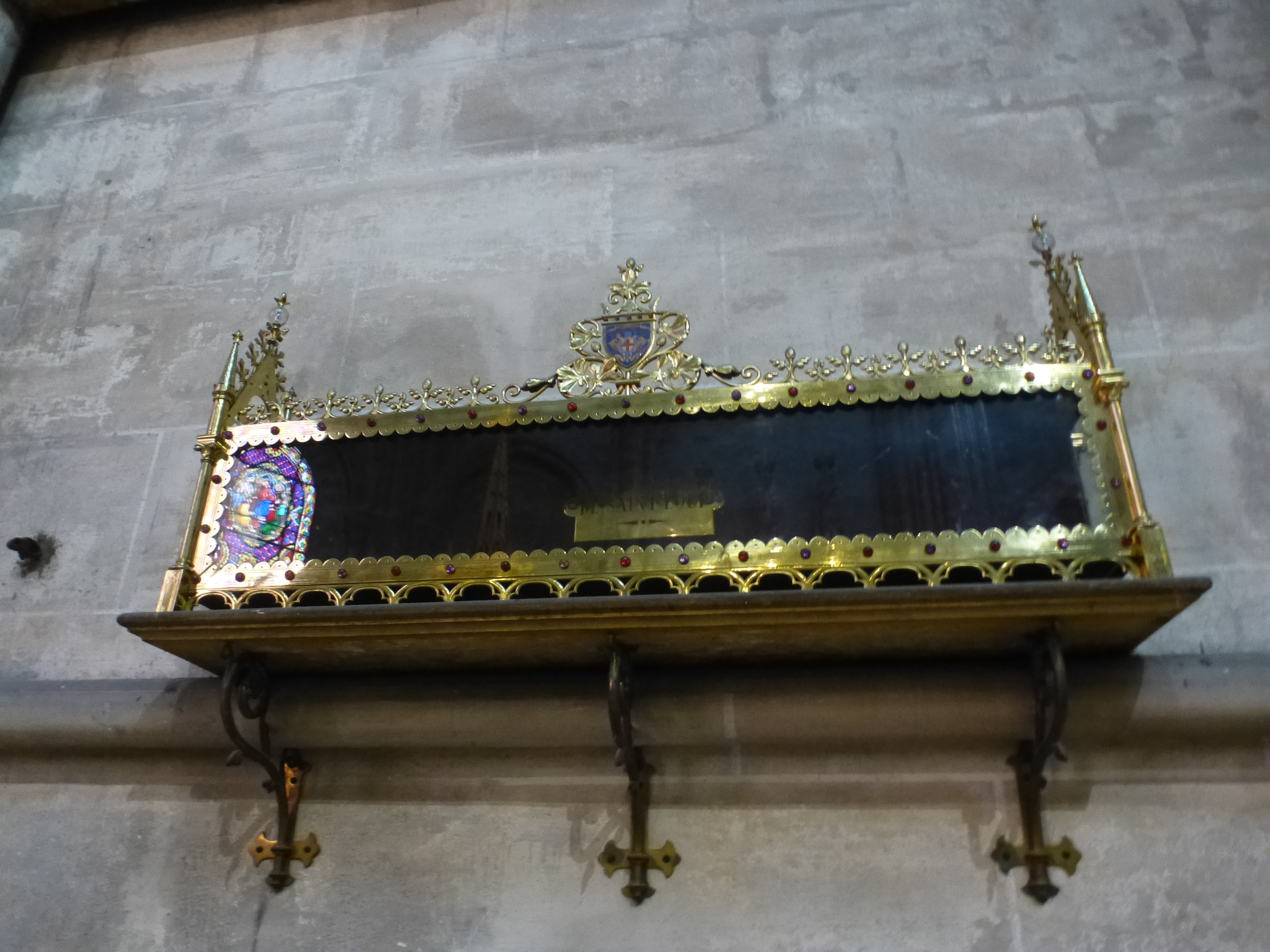 reliquaire de saint Loup et son étagère fixée dans le choeur