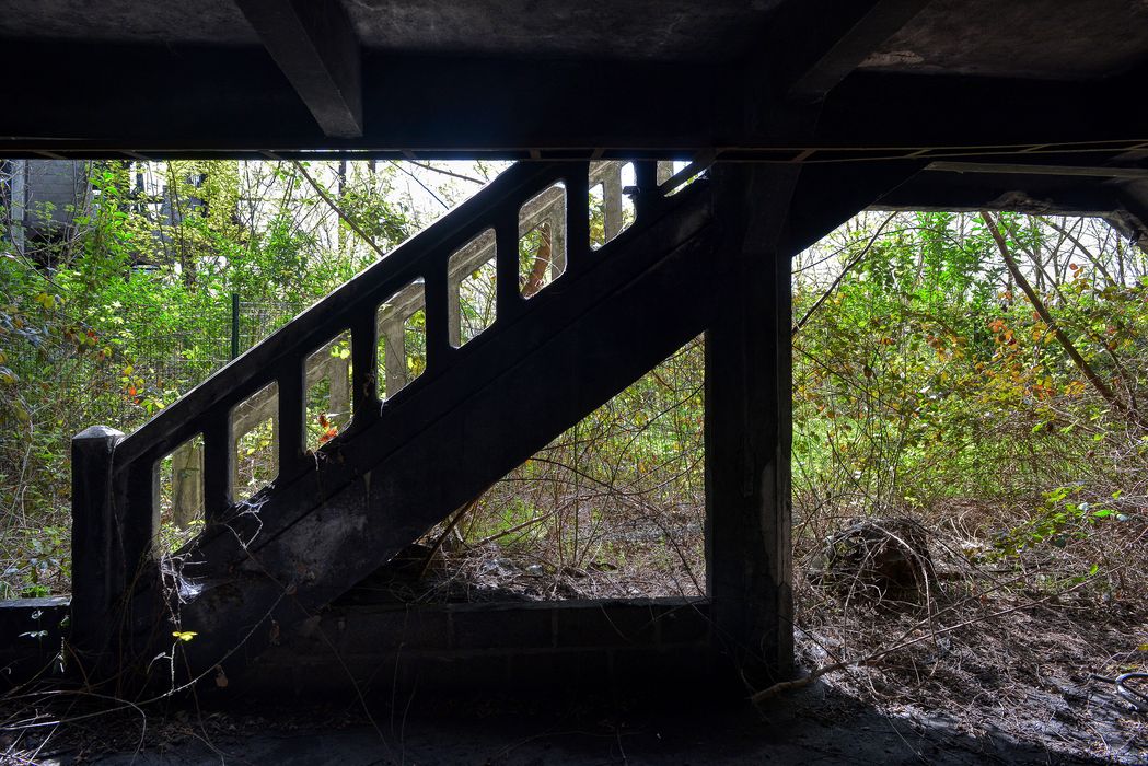 escalier en béton dans la partie ouest du lavoir permettant d'accéder à différents magasins de stockage