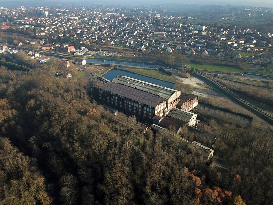 vue aérienne du lavoir depuis le nord. En arrière plan le quartier de la Lande et de la Saule à Montceau-les-Mînes