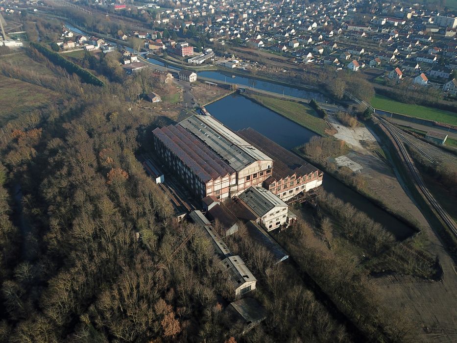 vue aérienne du lavoir depuis le nord. En arrière plan le quartier de la Lande et de la Saule à Montceau-les-Mînes