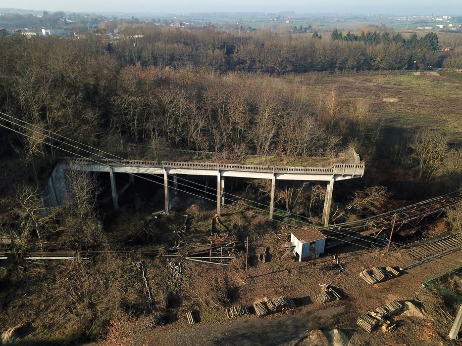 vue aérienne de l'estacade de rebroussement des wagons après le déchargement des produits bruts