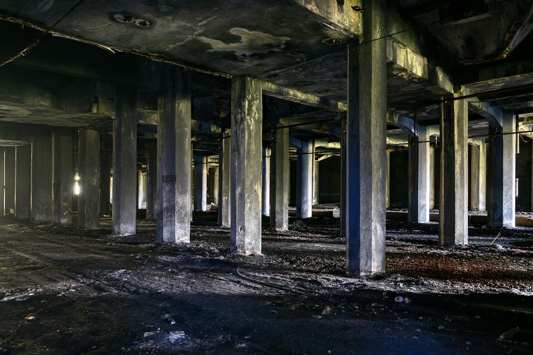 piliers polygonaux en béton armé sous le lavoir où étaient situés les anciennes voies ferrées