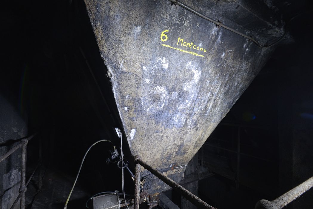 "zone dit ""des bruts"", les silos de charbon de bruts"