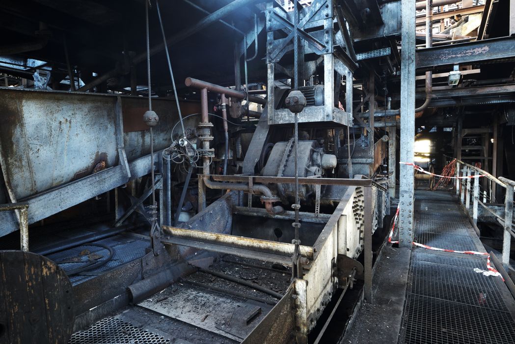 crible allis chalmers du groupe 7. D'un coté les mixtes partent vers la centrale à charbon, de l'autre les schistes vont, via les transporteurs, dans les remblais des puits de charbon.  