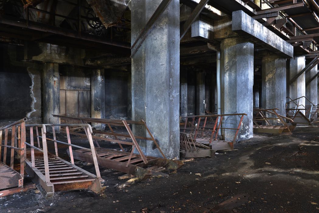 vue des piliers polygonaux en béton armé sous le lavoir où étaient situés les anciennes voies ferrées avec les escaliers permettant d'accéder au niveau supérieur pour le chargement 