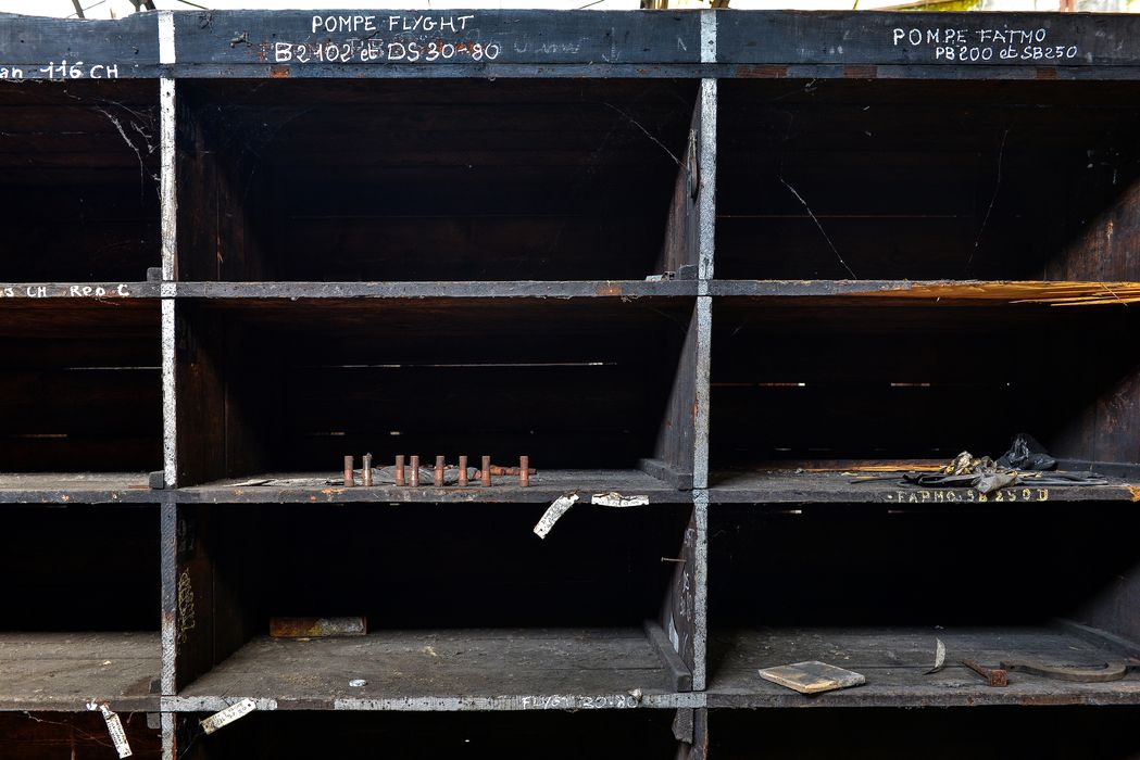 étagères de rangements des pompes utilisées au lavoir dans le magasin de pièces détachées  