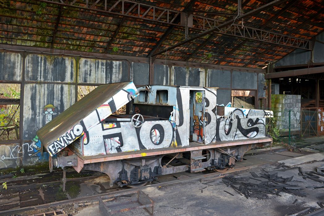 "locomotive électrique de type obo alimentée par des accumulateurs de type saft"" au dessus des ""verses"". Construite entre 1926 et 1928, elle était déstinée à la manutention des wagons sous les trémies de chargement du lavoir "