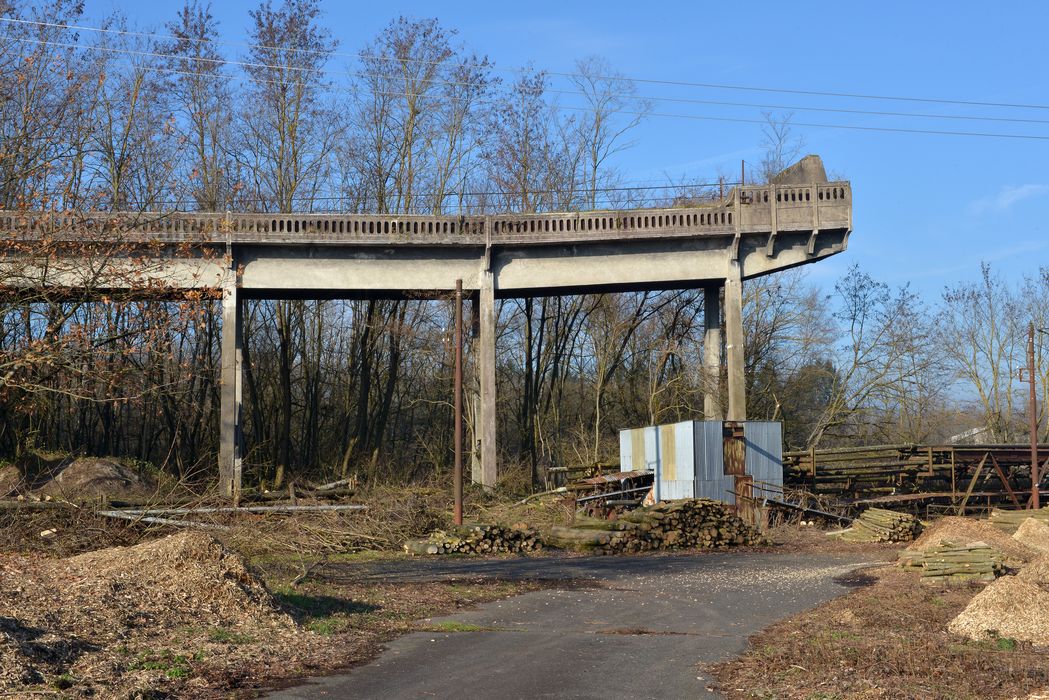 estacade de rebroussement des wagons après déchargement des produits bruts à l'est du lavoir  