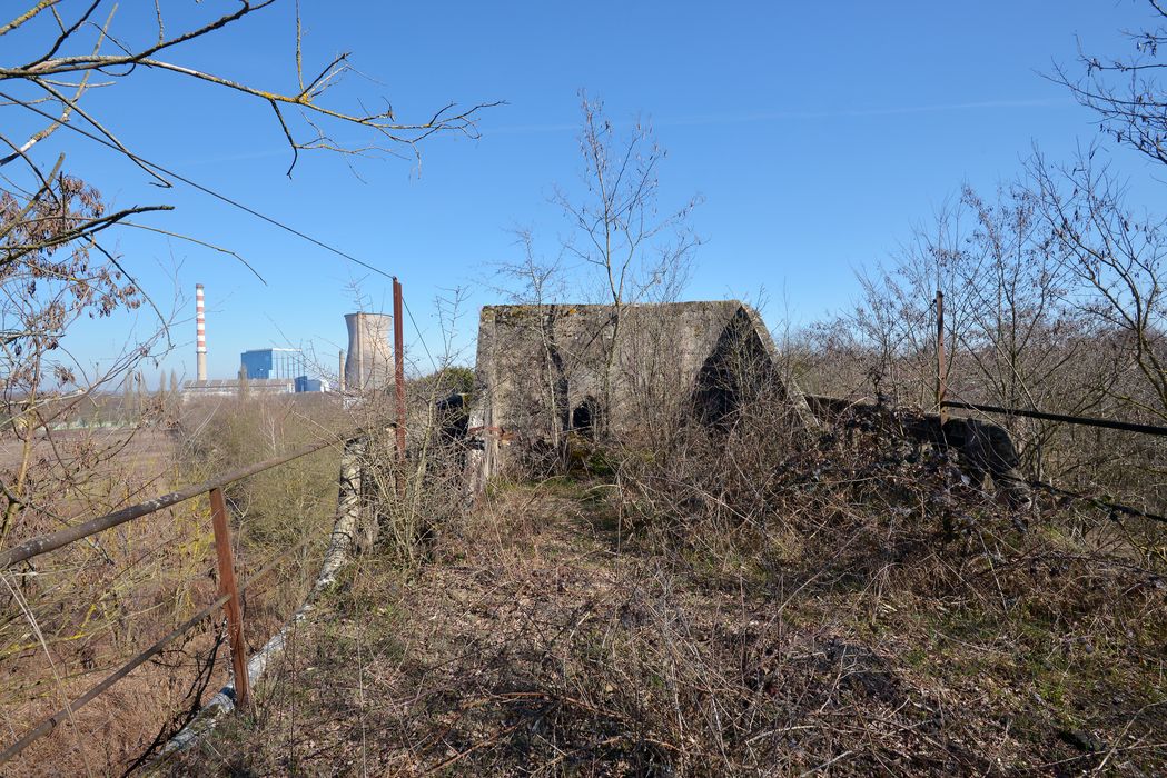 butoir de l'estacade de rebroussement des wagons après le déchargement des bruts. En arrière-plan la centrale