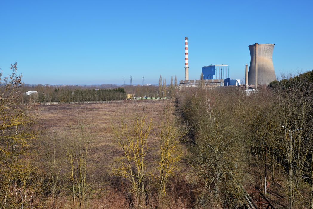 bassin de décantation des ultras fins. En arrière-plan la centrale thermique