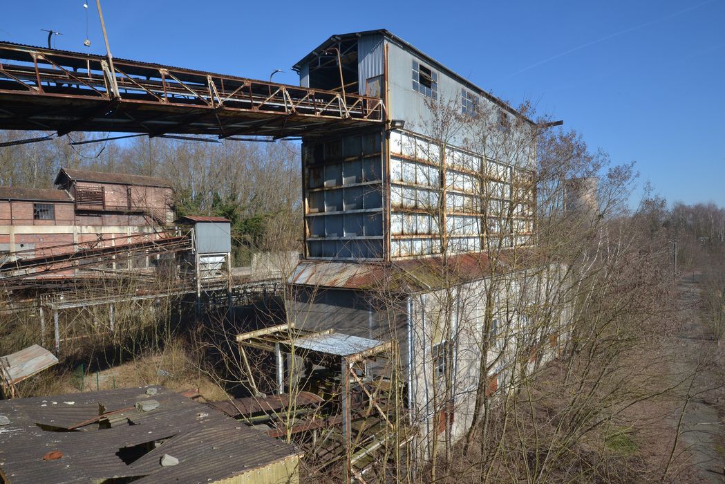 le silo des vayres à l'est du lavoir . En arrière-plan, la chaufferie du lavoir