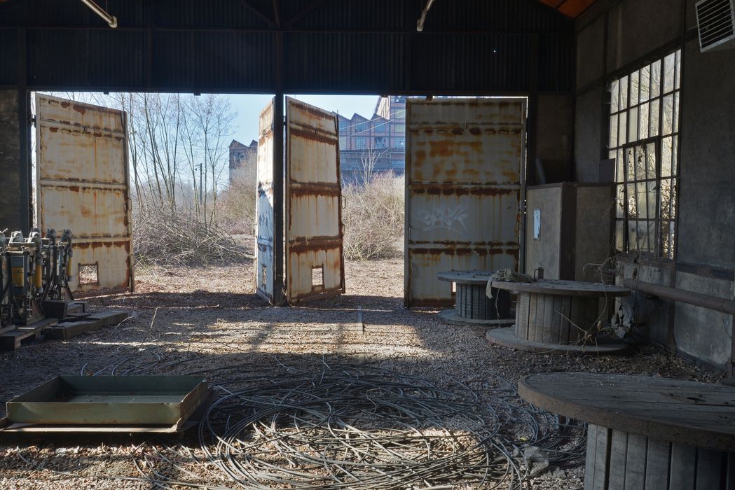 intérieur du bâtiment destiné au stationnement et au chargement des locomotives à accumulateurs 