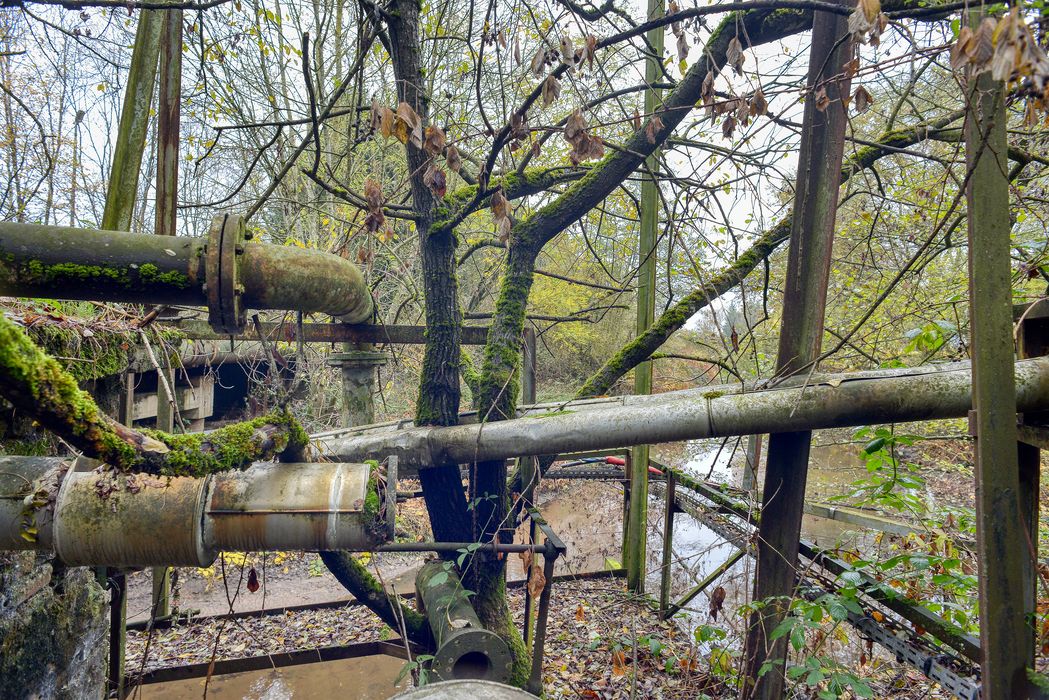 pompes à eau à l'extérieur du lavoir qui pompe l'eau dans la Bourbince