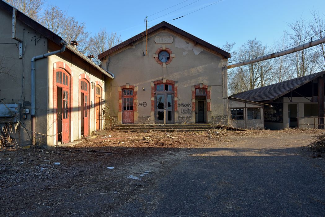 vestiaires, douches et le parking à 2 roues du lavoir 