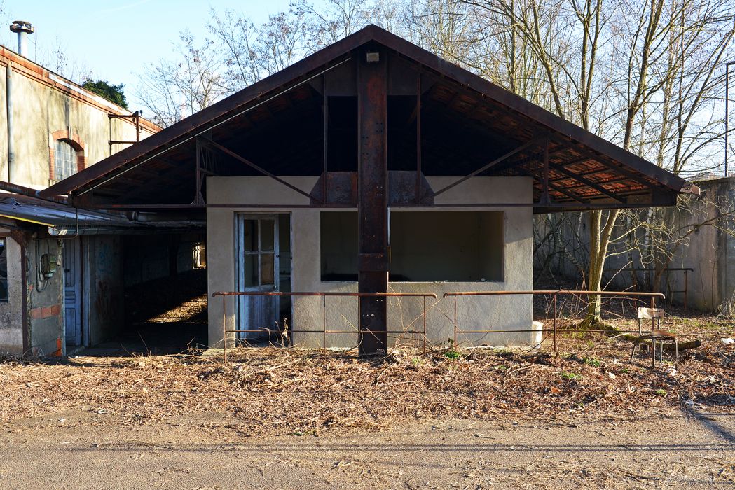 local syndical devant et parking 2 roues derrière à l'entrée du site du lavoir 