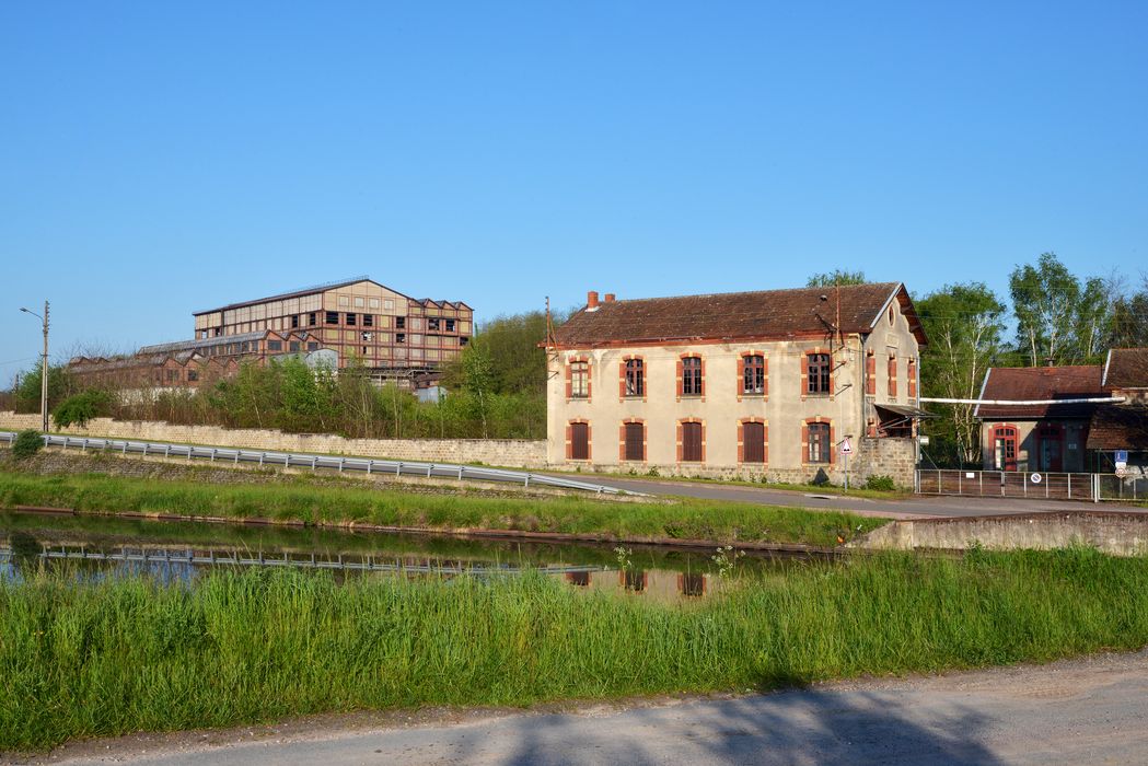 entrée du lavoir, des bureaux et du grand bâtiment de lavage depuis le canal 