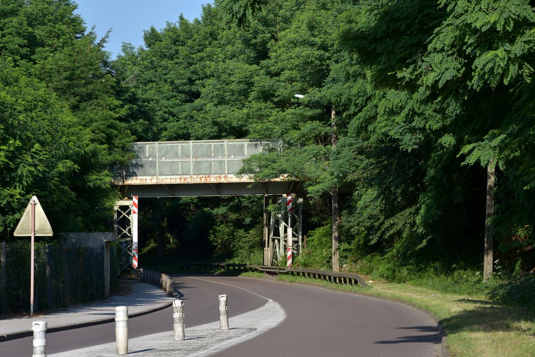 pont métallique au dessus de la rue de Lucy supportant les convoyeurs entre le lavoir et la centrale 