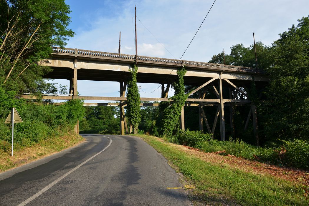 "pont en béton armé ou ""pont n°2"" enjambant la Bourbince et la rue des Chavannes reliant le lavoir aux anciens puits du sud ouest (Saint-amédée, Laugerette et Rozelay)"