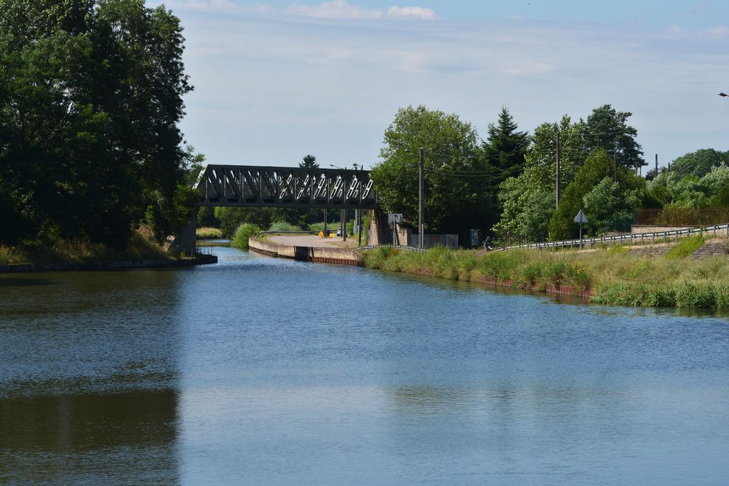 pont métallique supportant autrefois la voie de raccordement du réseau ferré au lavoir et maintenant à mecateam (centre de formation à la maintenance des trains)