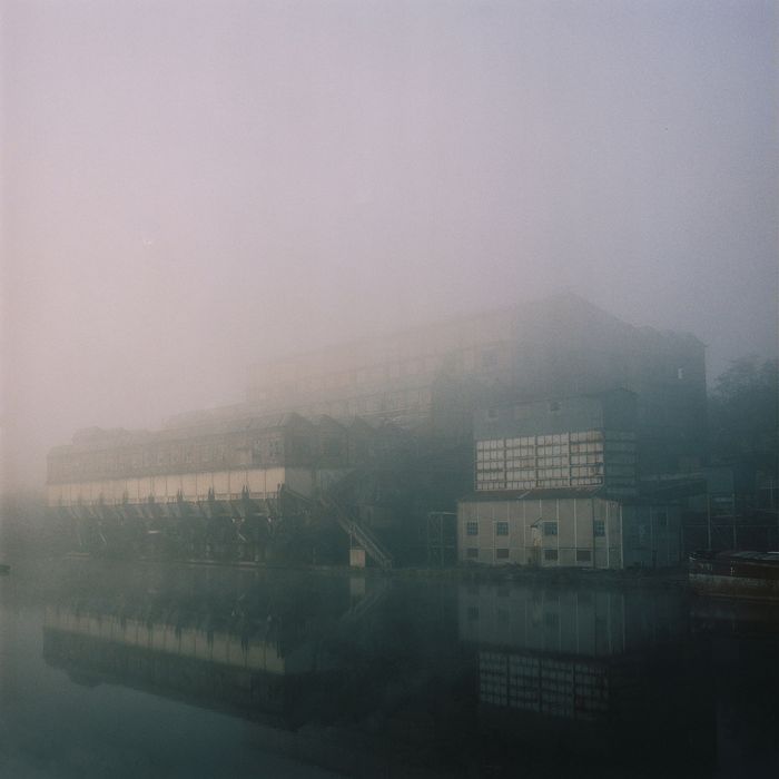 façade sud du lavoir par temps de brouillard, au premier plan le port 