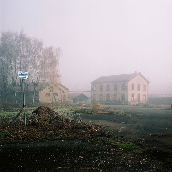 bureaux et vestiaires du lavoir un jour de brouillard