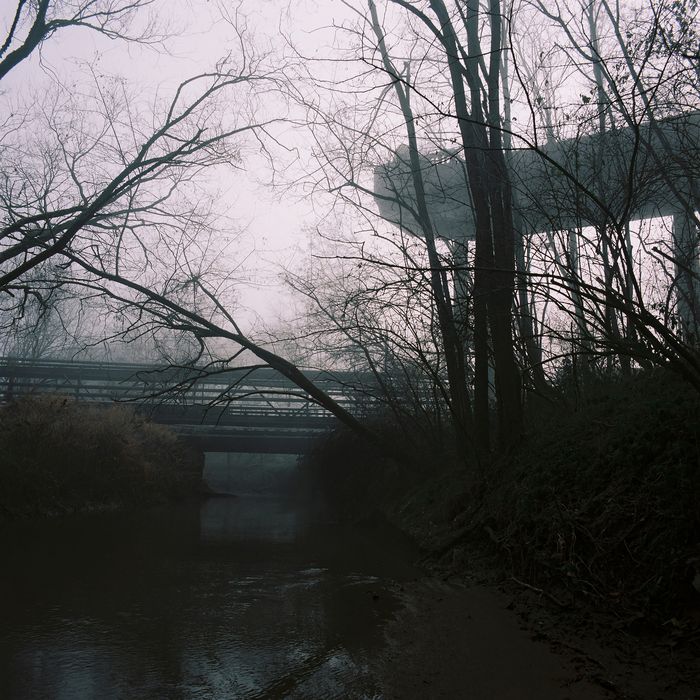 estacade ou butoir à droite et le pont au dessus de la bourbince sur lequel on trouve encore des convoyeurs un jour de brouillard