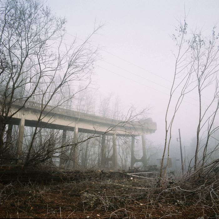 estacade ou butoir depuis l'entrée du lavoir un jour de brouillard