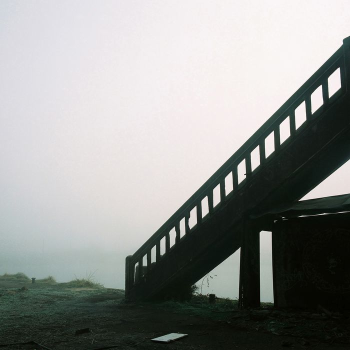 escalier de la façade est permettant d'accéder aux étages du lavoir un jour de brouillard