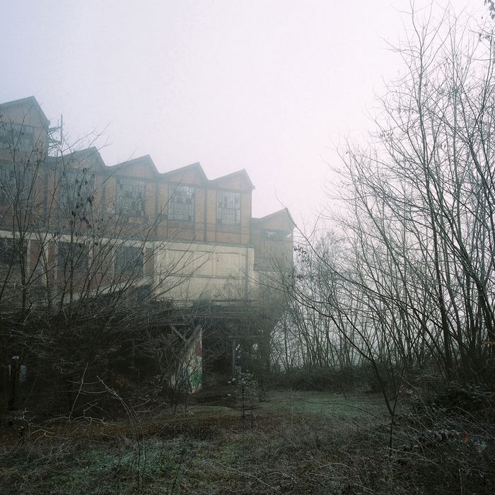 façade ouest du lavoir un jour de brouillard