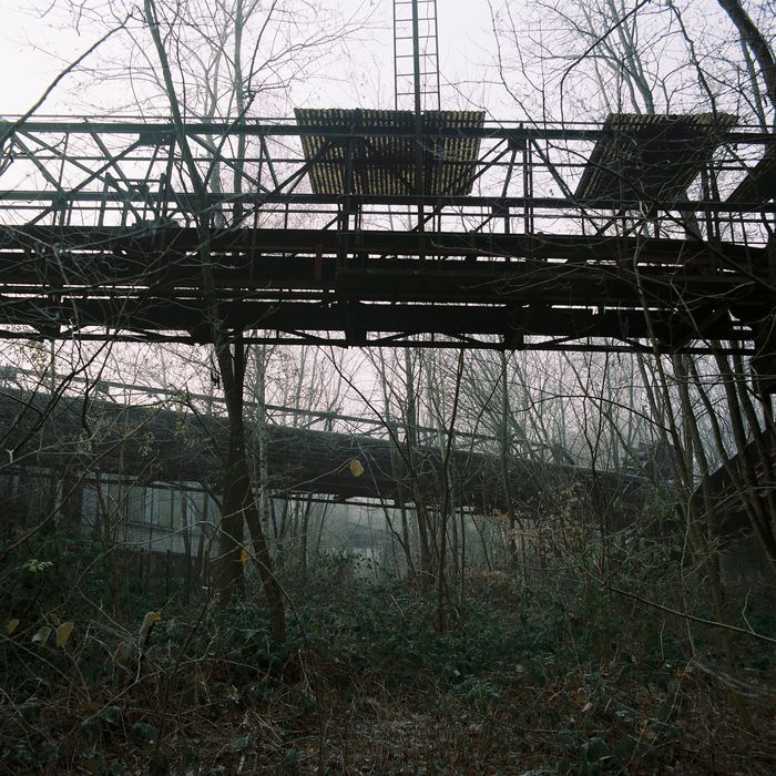 transporteurs d'arrivée du charbon se découpant au nord du lavoir un jour de brouillard