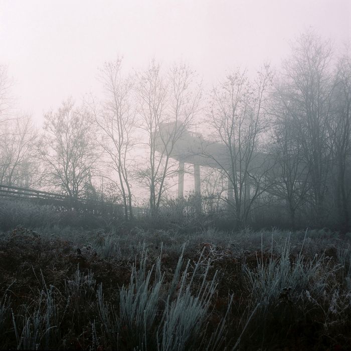 estacade et des convoyeurs abandonnés un jour de brouillard 